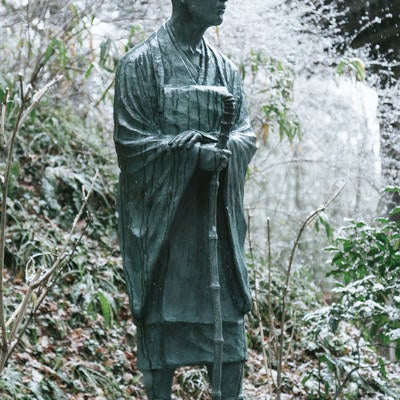 雪をかぶった松尾芭蕉像（中尊寺）の写真