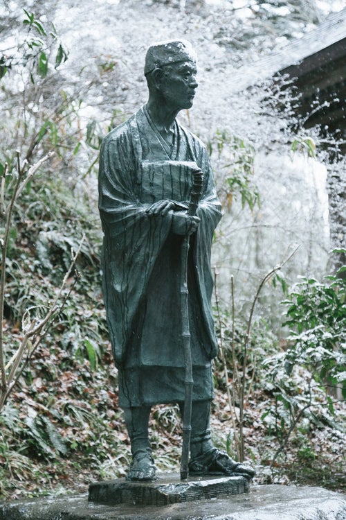 雪をかぶった松尾芭蕉像（中尊寺）の写真