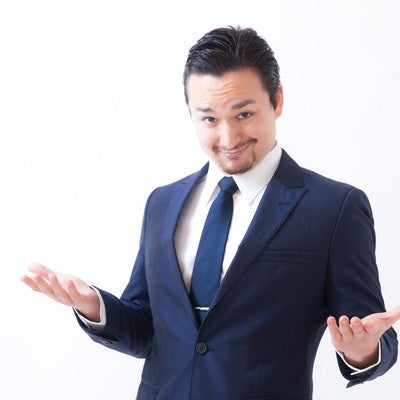 まだ日本語で消耗しているの？と挑発的な外国人男性の写真