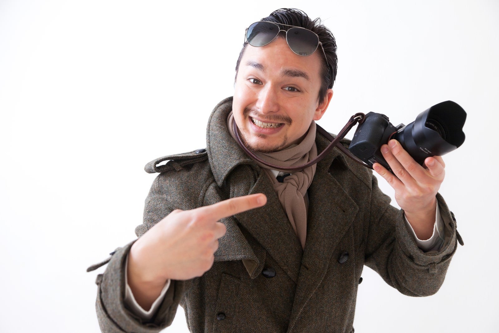 「カメラを持って浅草で観光していそうなドイツ人ハーフ」の写真［モデル：Max_Ezaki］