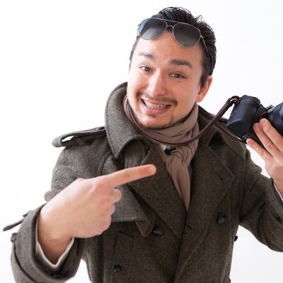 カメラを持って浅草で観光していそうなドイツ人ハーフの写真