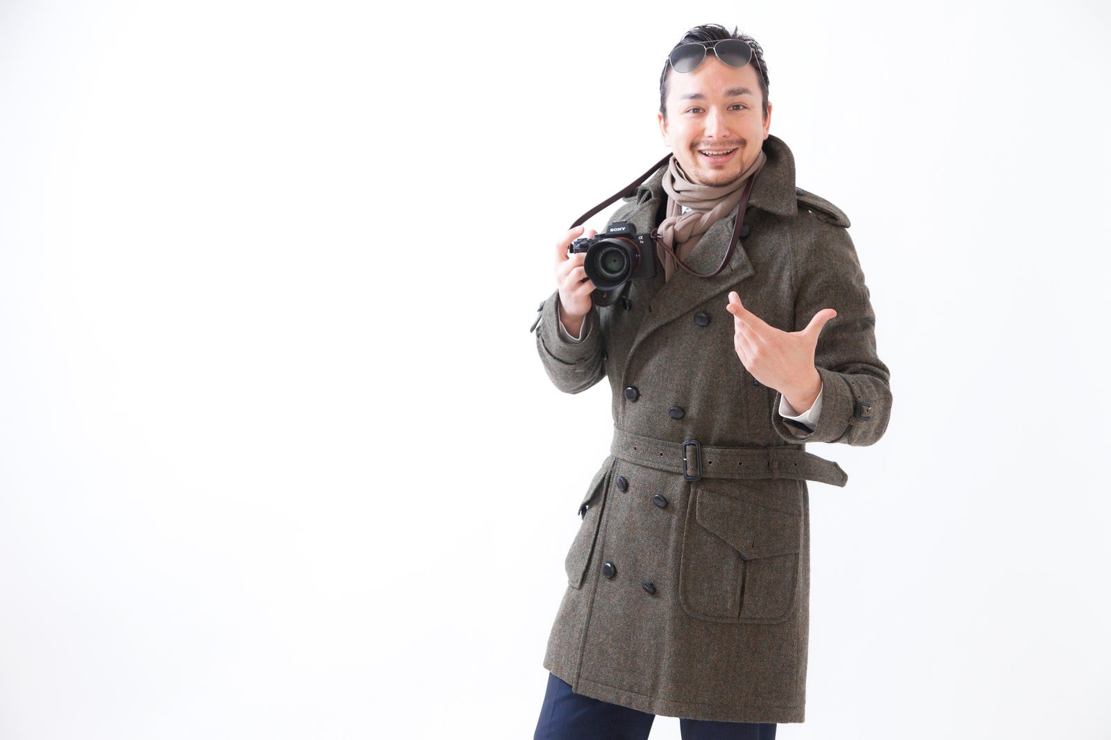 「コートを着た外国人観光客」の写真［モデル：Max_Ezaki］
