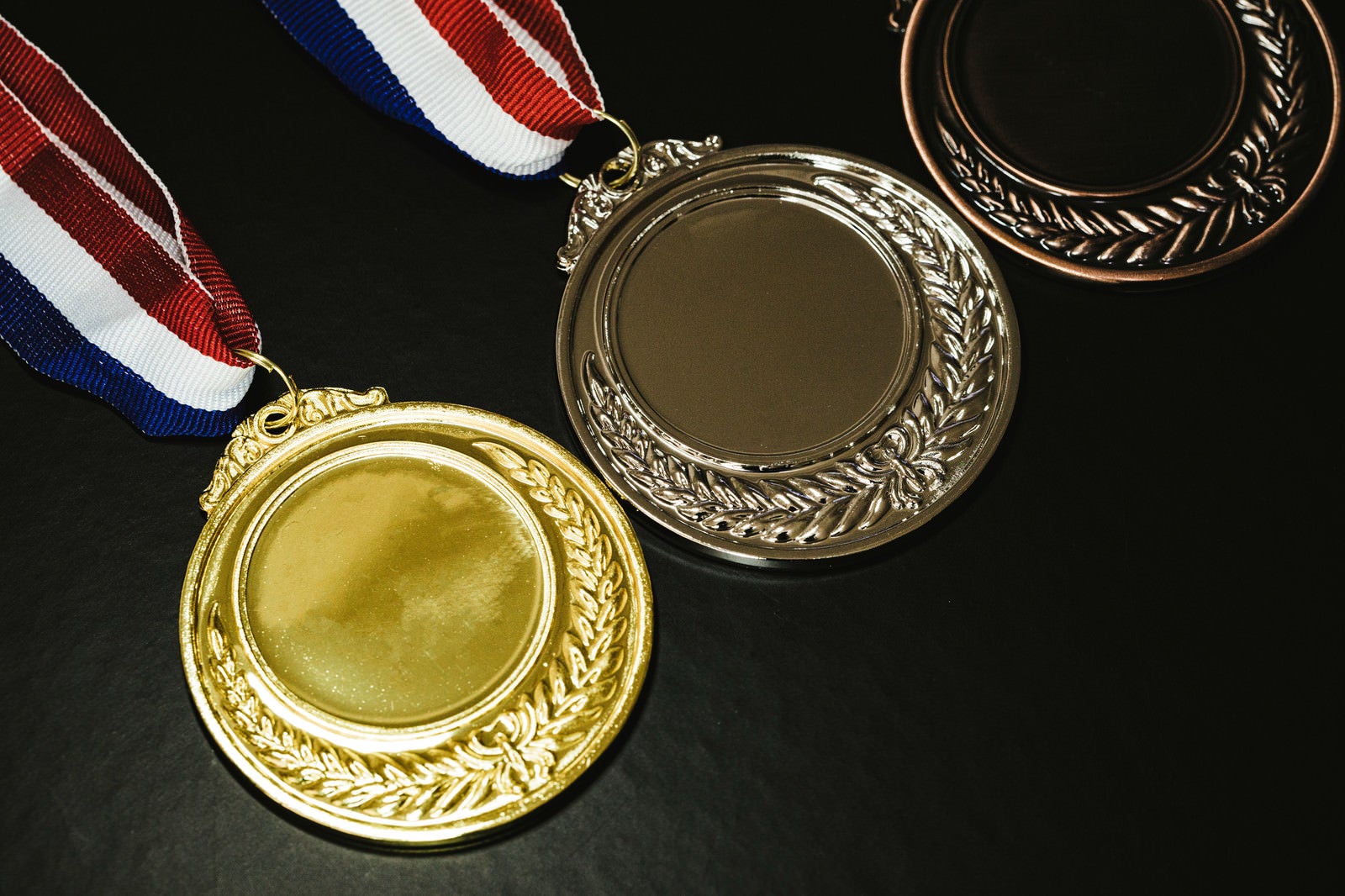 「金メダルと他の色のメダル」の写真