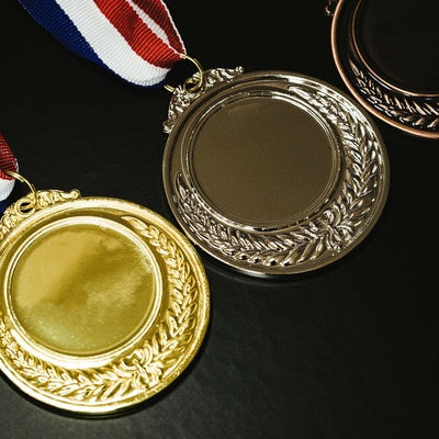 金メダルと他の色のメダルの写真