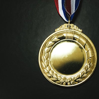 最も優秀な成績を残した者に授与される金メダルとの写真