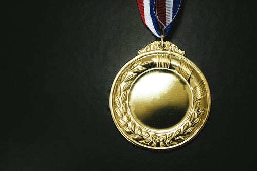 最も優秀な成績を残した者に授与される金メダルとの写真