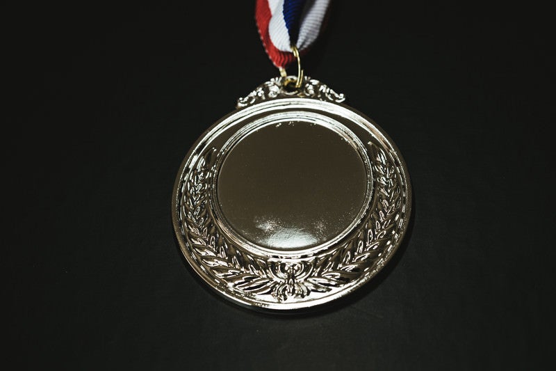 銀色のメダルの写真