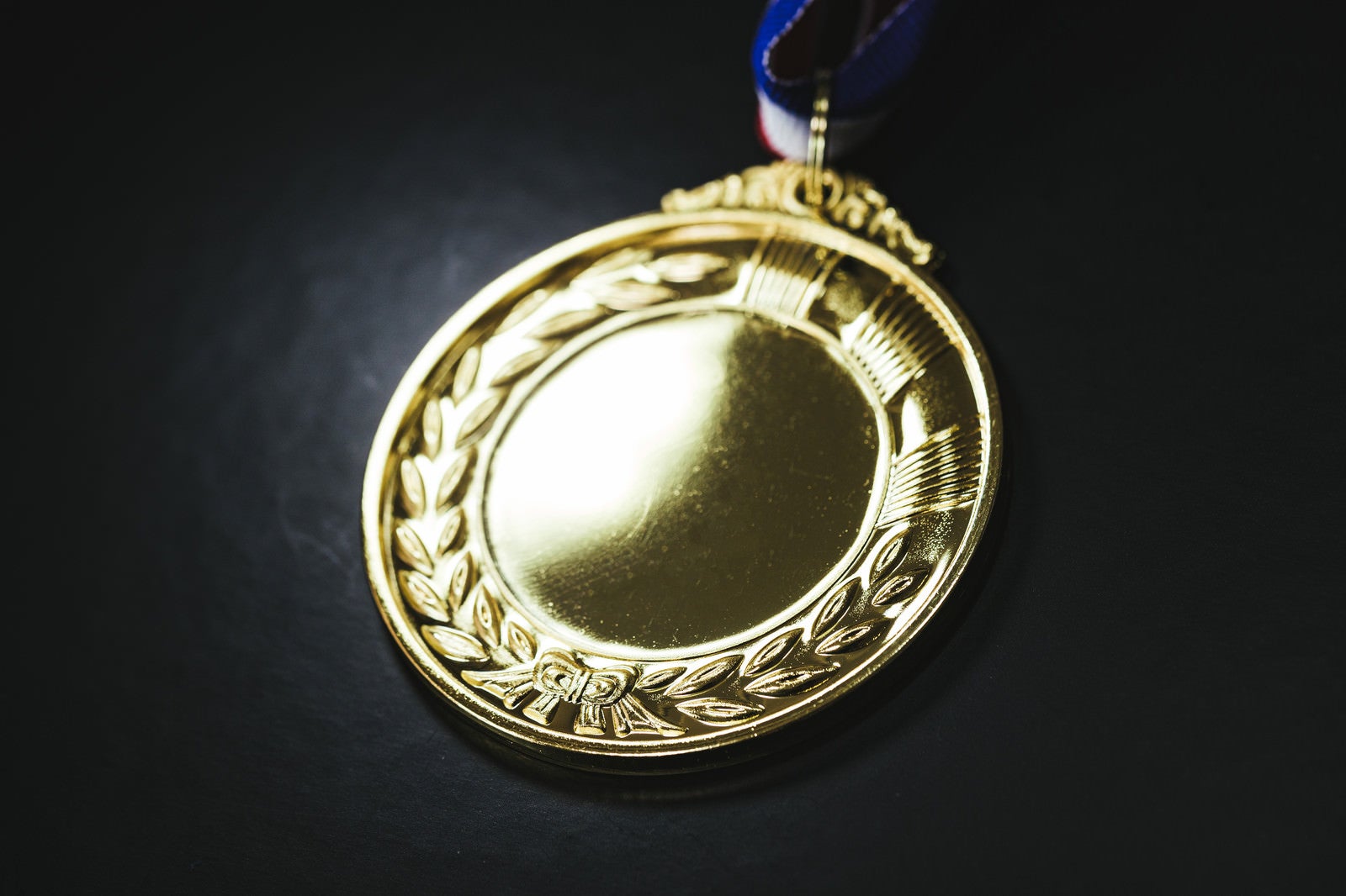「照明が反射した金メダル」の写真