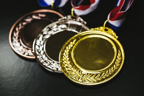 勝ち取った三色のメダルの写真