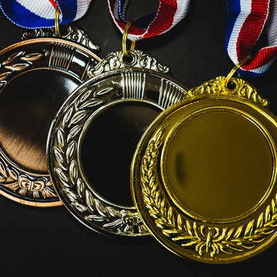 3色のメダル（金・銀・銅）の写真