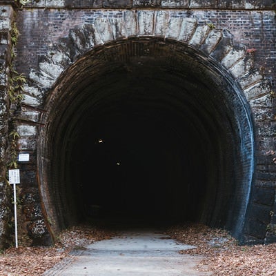 真っ暗な鉄道トンネルの写真