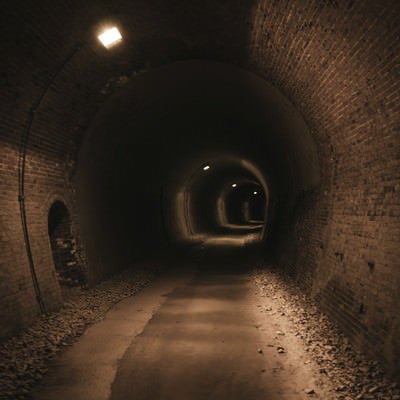 廃線トンネルを深く進むの写真