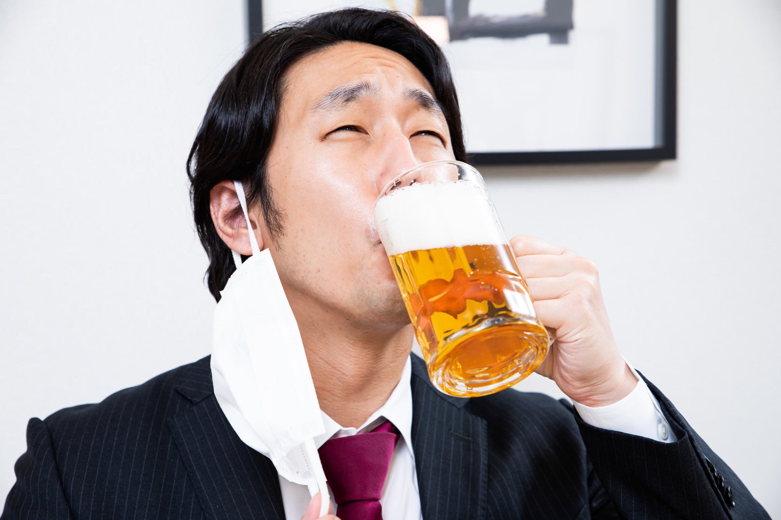 「黙食しながらの生ビールうめぇ」の写真［モデル：大川竜弥］