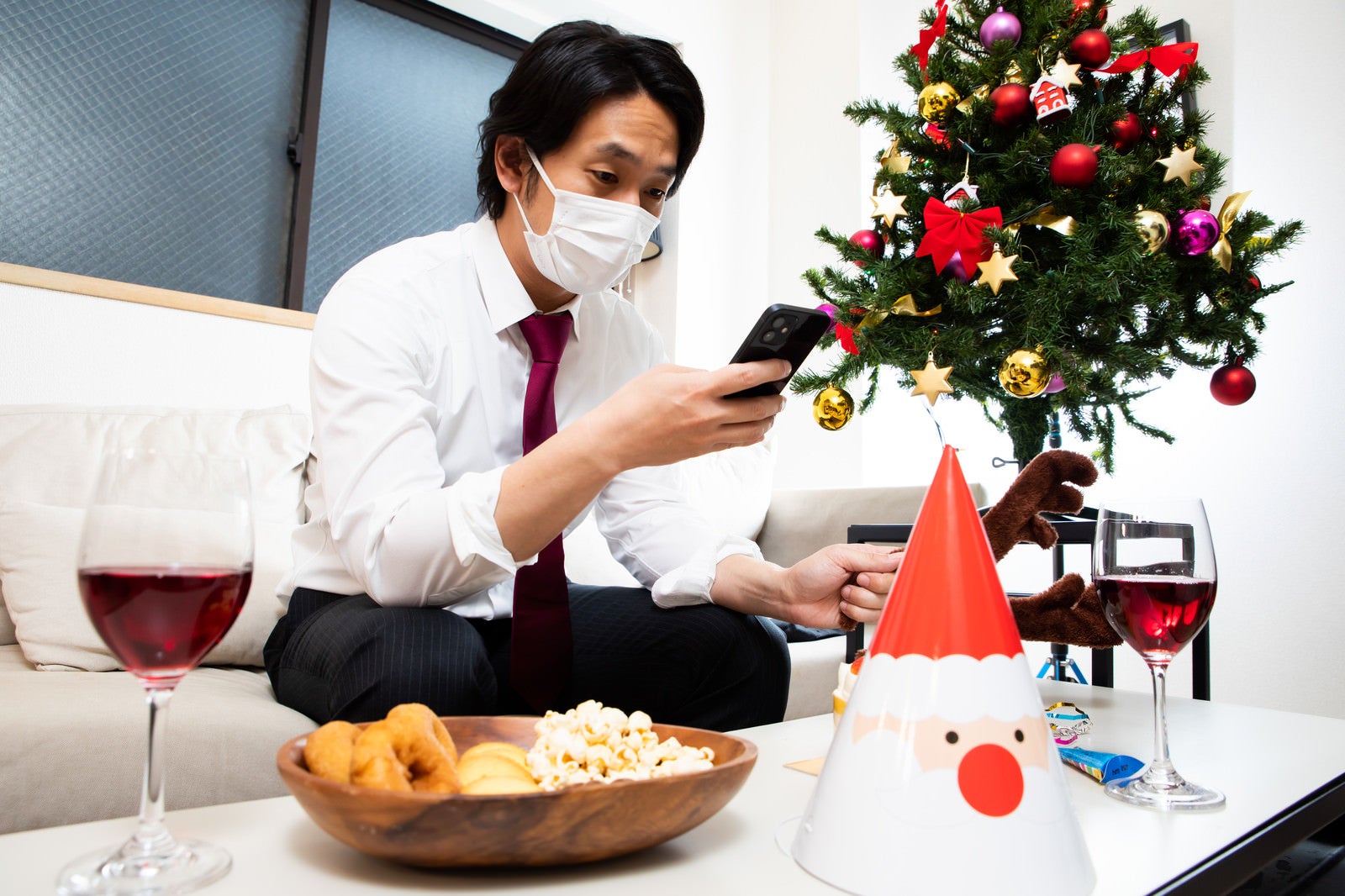 「クリスマスパーティーがまさかのドタキャン連発でひとり寂しい幹事の男性」の写真［モデル：大川竜弥］