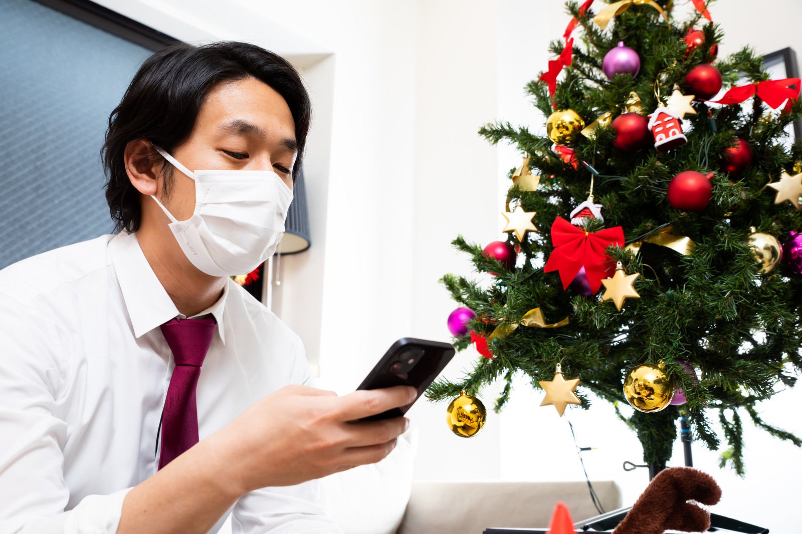 「きっと君は来ない、マスク会食のクリスマス・イブ」の写真［モデル：大川竜弥］