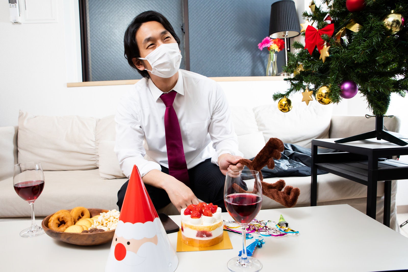 「一人でクリスマスを迎える男性」の写真［モデル：大川竜弥］
