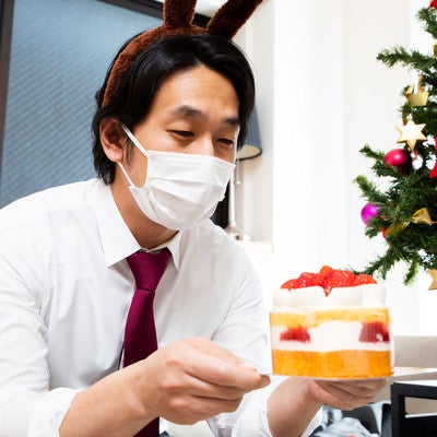 小振りのクリスマスケーキを見つめるクリボッチャーの写真