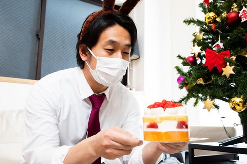 小振りのクリスマスケーキを見つめるクリボッチャーの写真
