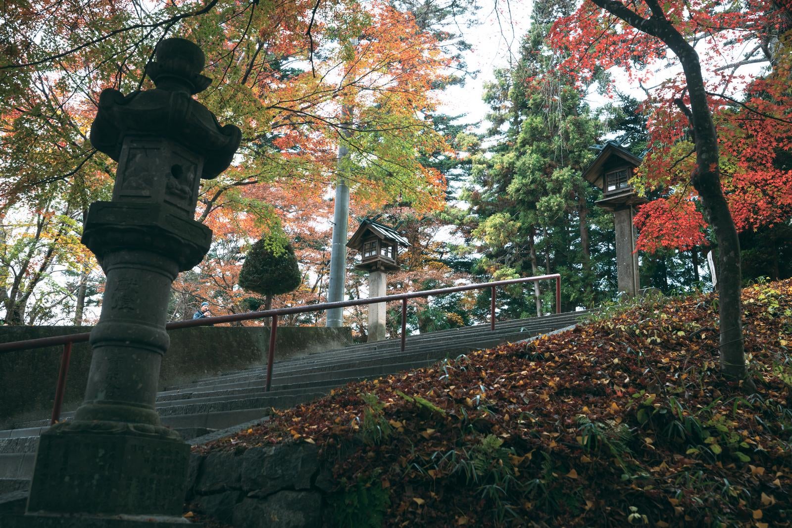 「三春町の秋の三春神社と三春大神宮の紅葉と階段」の写真