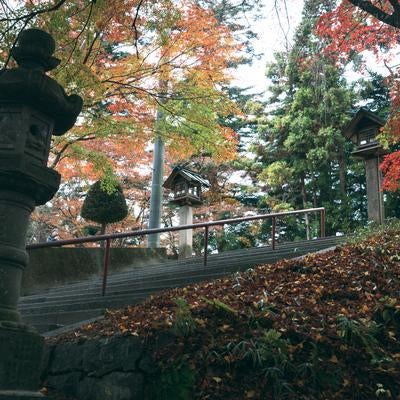 三春町の秋の三春神社と三春大神宮の紅葉と階段の写真