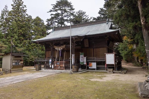三春神社のお堂の写真