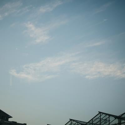 都市部の空と雲の風景の写真