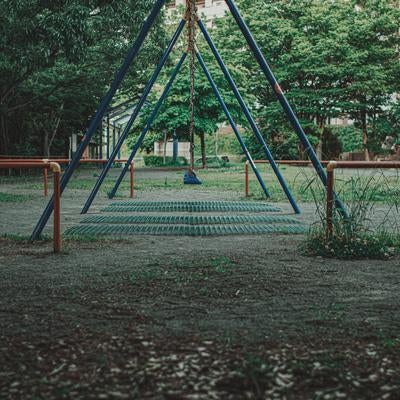 静まり返った公園のブランコの素材