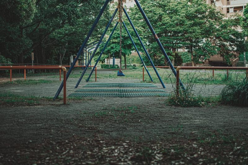 静まり返った公園のブランコの写真