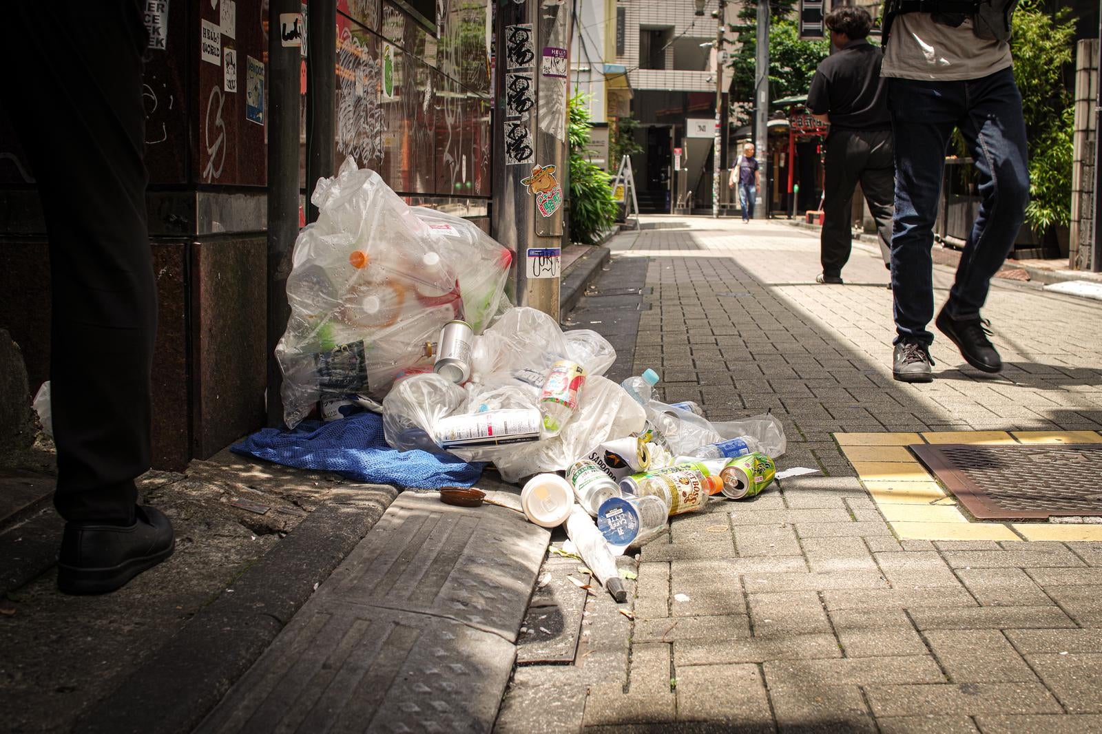 「分別されないまま散乱したゴミ」の写真