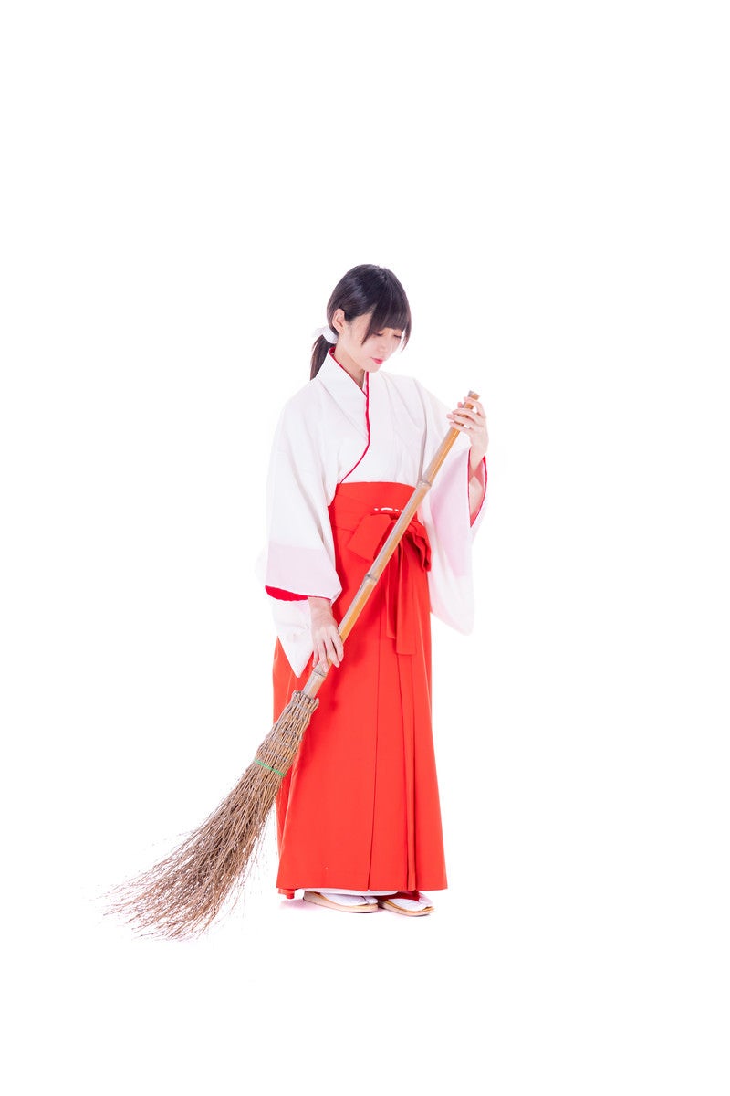 「竹ほうきを持ち掃除をはじめる巫女さん」の写真［モデル：緋真煉］