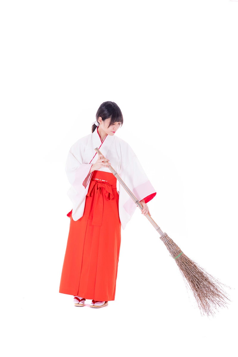 「竹ぼうきで隅々まで掃く巫女」の写真［モデル：緋真煉］