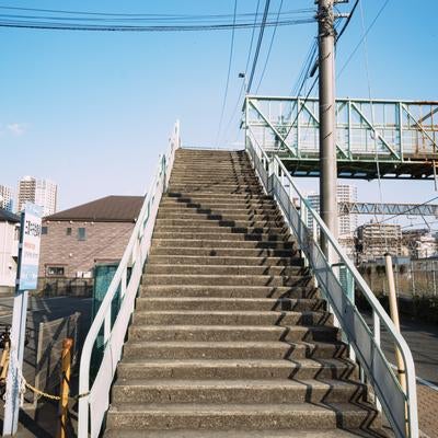陸橋・三鷹電車庫跨線橋の階段の写真