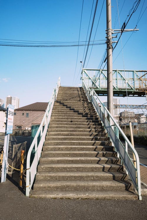 陸橋・三鷹電車庫跨線橋の階段の写真