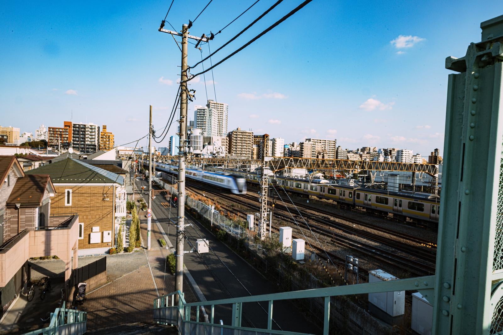 「三鷹跨線（こせん）人道橋から見える三鷹駅方面」の写真