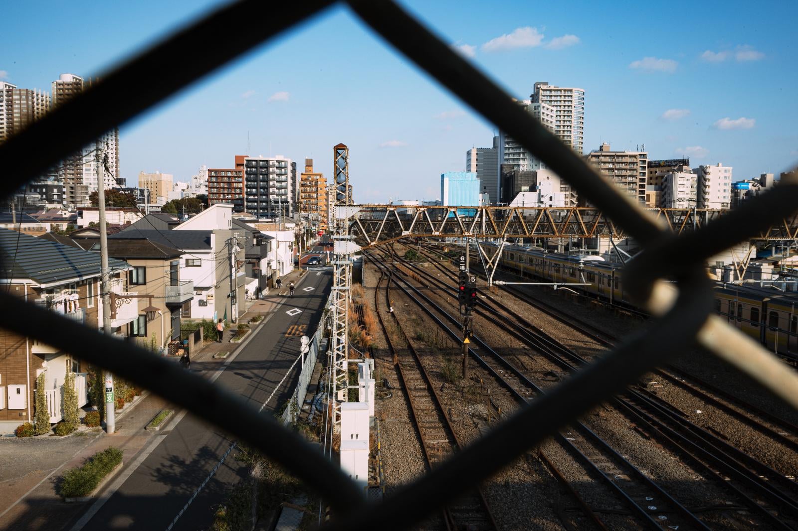 「金網越しから見える三鷹電車庫跨線橋からの景観」の写真