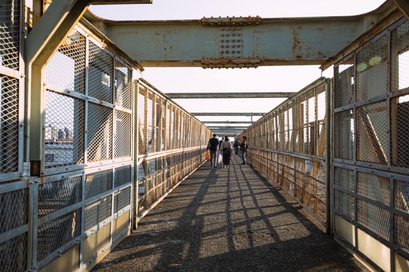 「撤去開始前（2023年）の三鷹こ線人道橋を見に来る人々」の写真