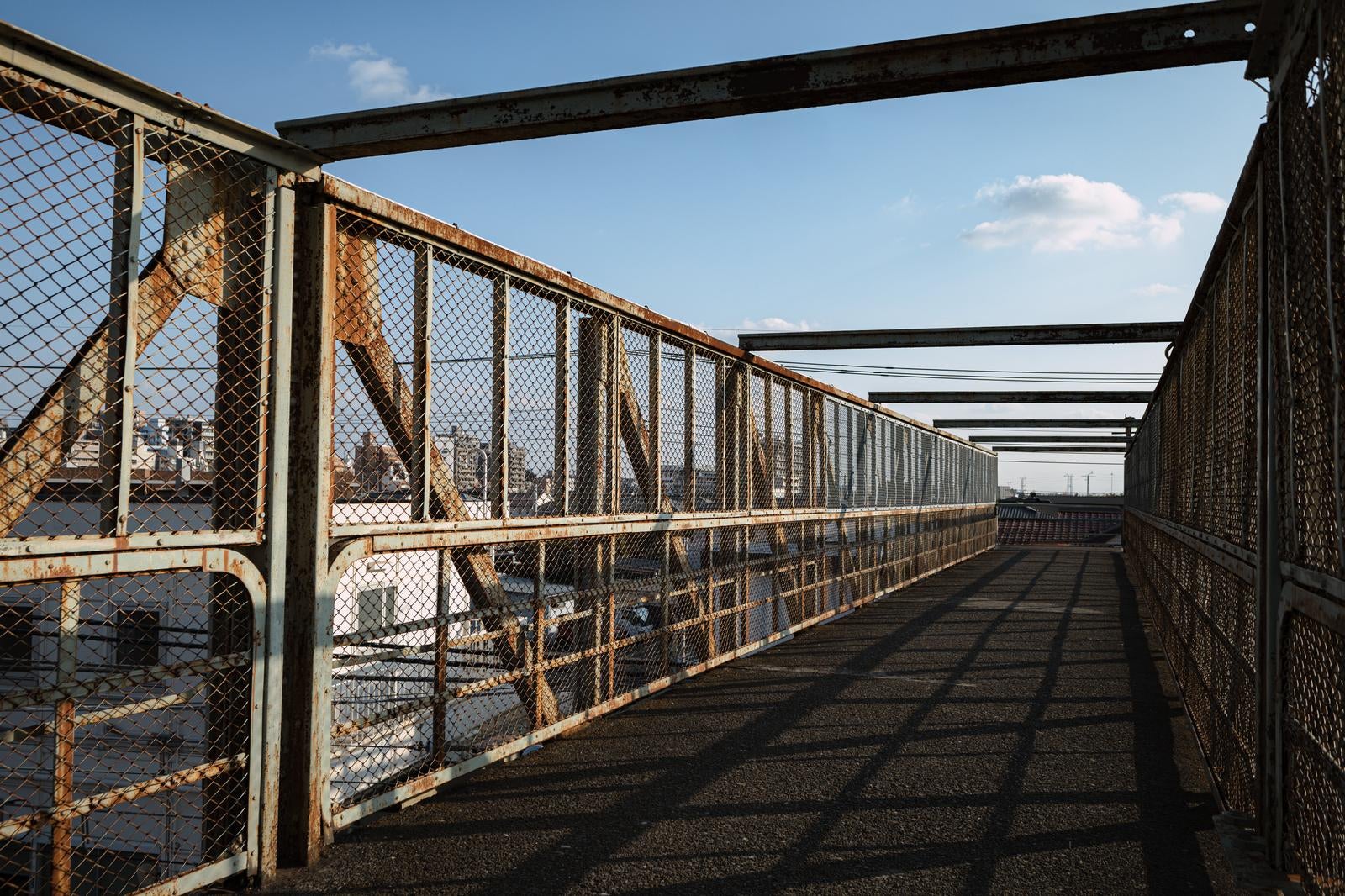 「古びた三鷹跨線橋上」の写真