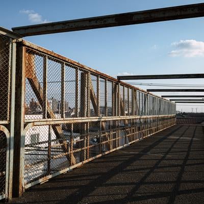 古びた三鷹跨線橋上の写真