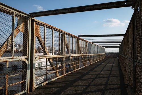 古びた三鷹跨線橋上の写真