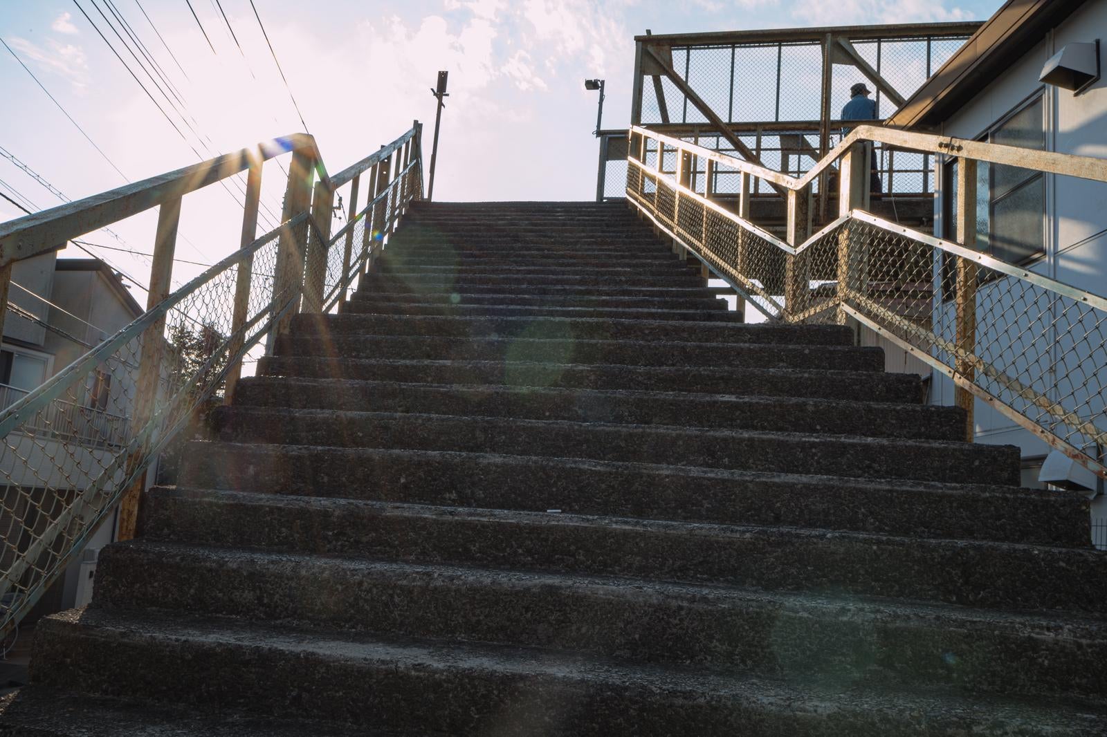 「日が落ちた時間帯の三鷹跨線人道橋の階段」の写真