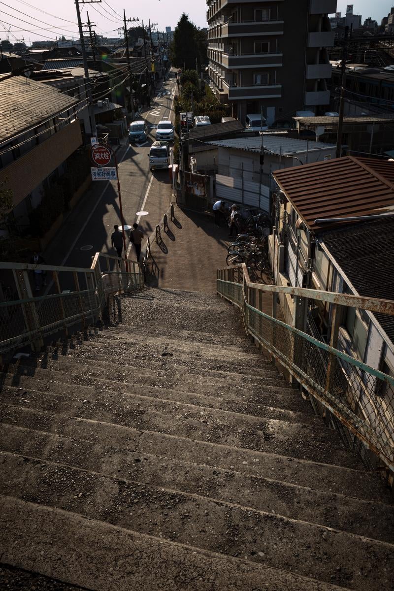 「三鷹跨線（こせん）橋の南階段から見下ろした風景」の写真