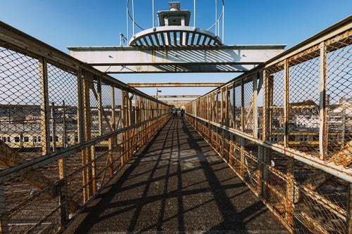 錆びが目立つ1929年に作られた三鷹の陸橋の写真