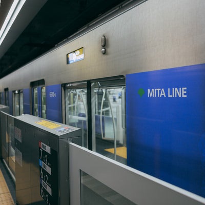 新横浜の駅に停車するMITA LINEの写真