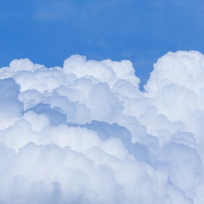 大空に沸き立つ積乱雲の写真