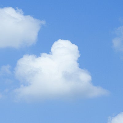 プカプカ浮かぶ雲の写真