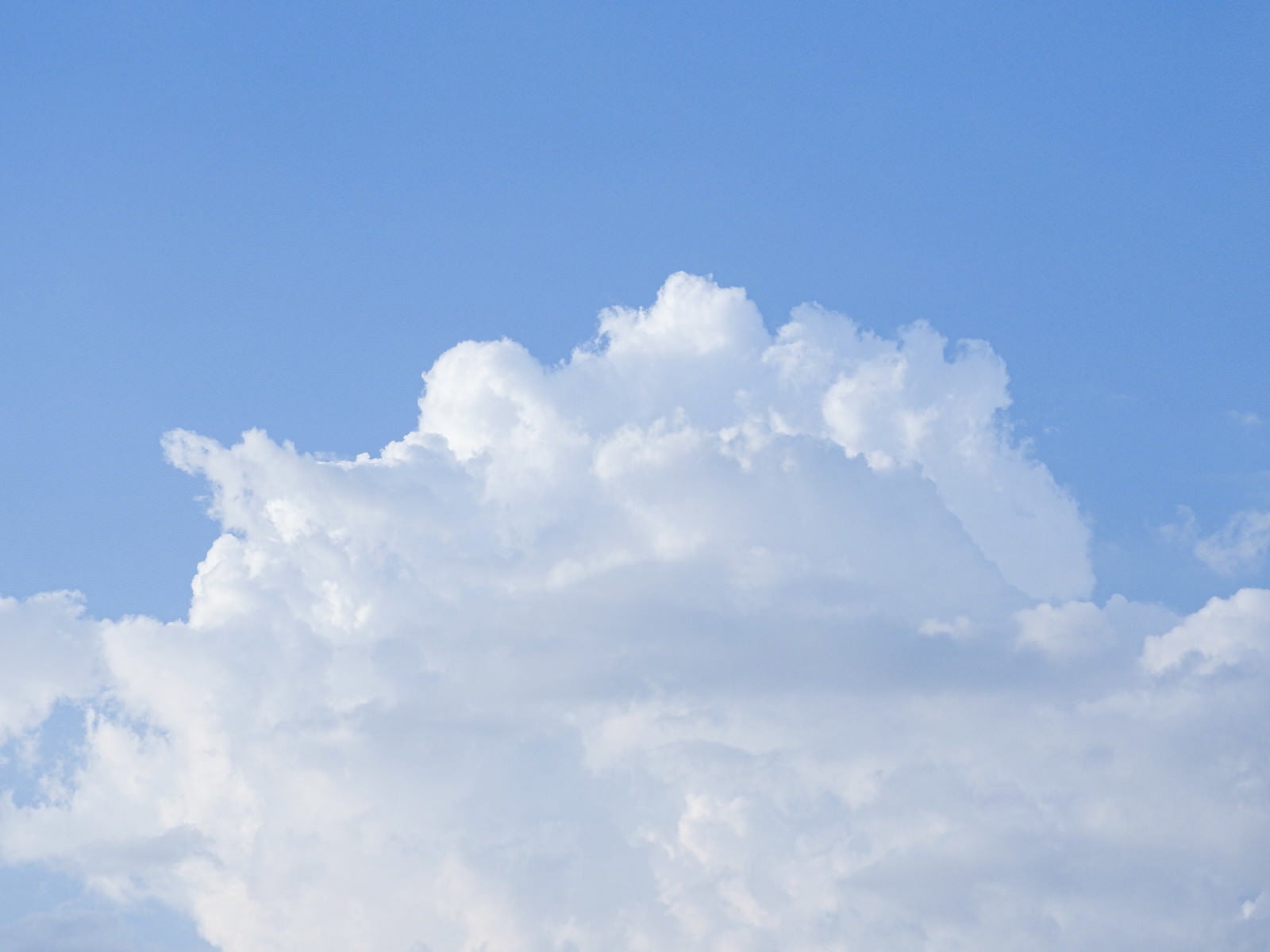 「遠くに沸き立つ雲」の写真