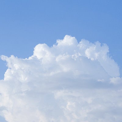 遠くに沸き立つ雲の写真
