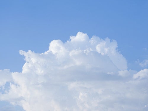遠くに沸き立つ雲の写真
