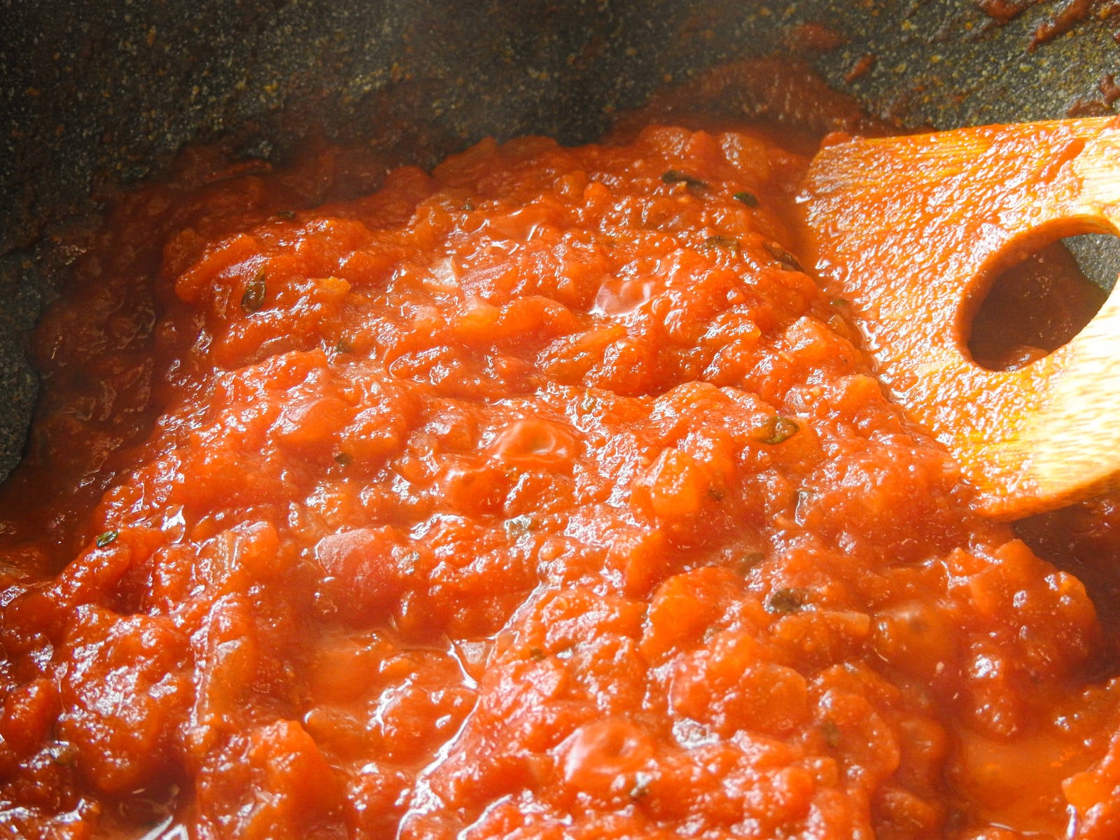 「煮込まれているトマトソース」の写真