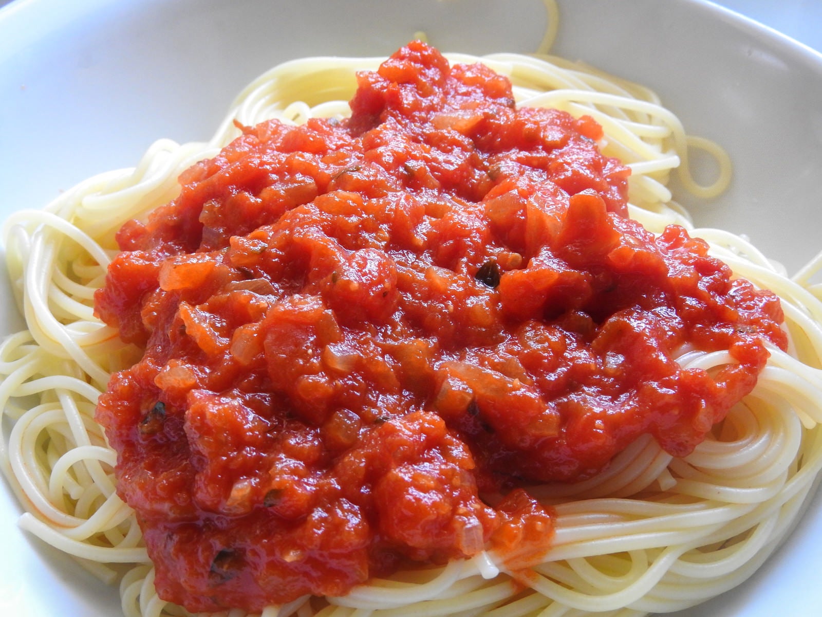 「シンプルなトマトソースのスパゲッティ」の写真